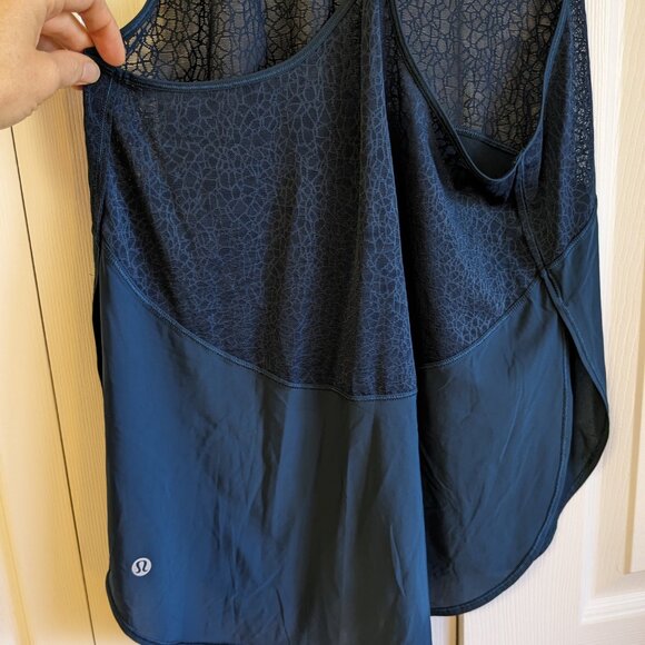 Lululemon Women’s Naval Blue Twist Train Singlet Tank Top Lace M/L Activewear - Picture 9 of 9